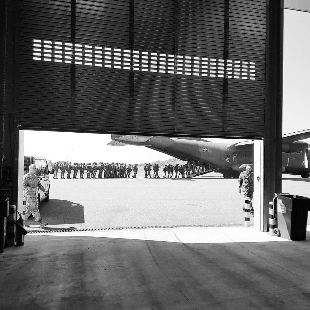 Hangar und Transportflugzeug
